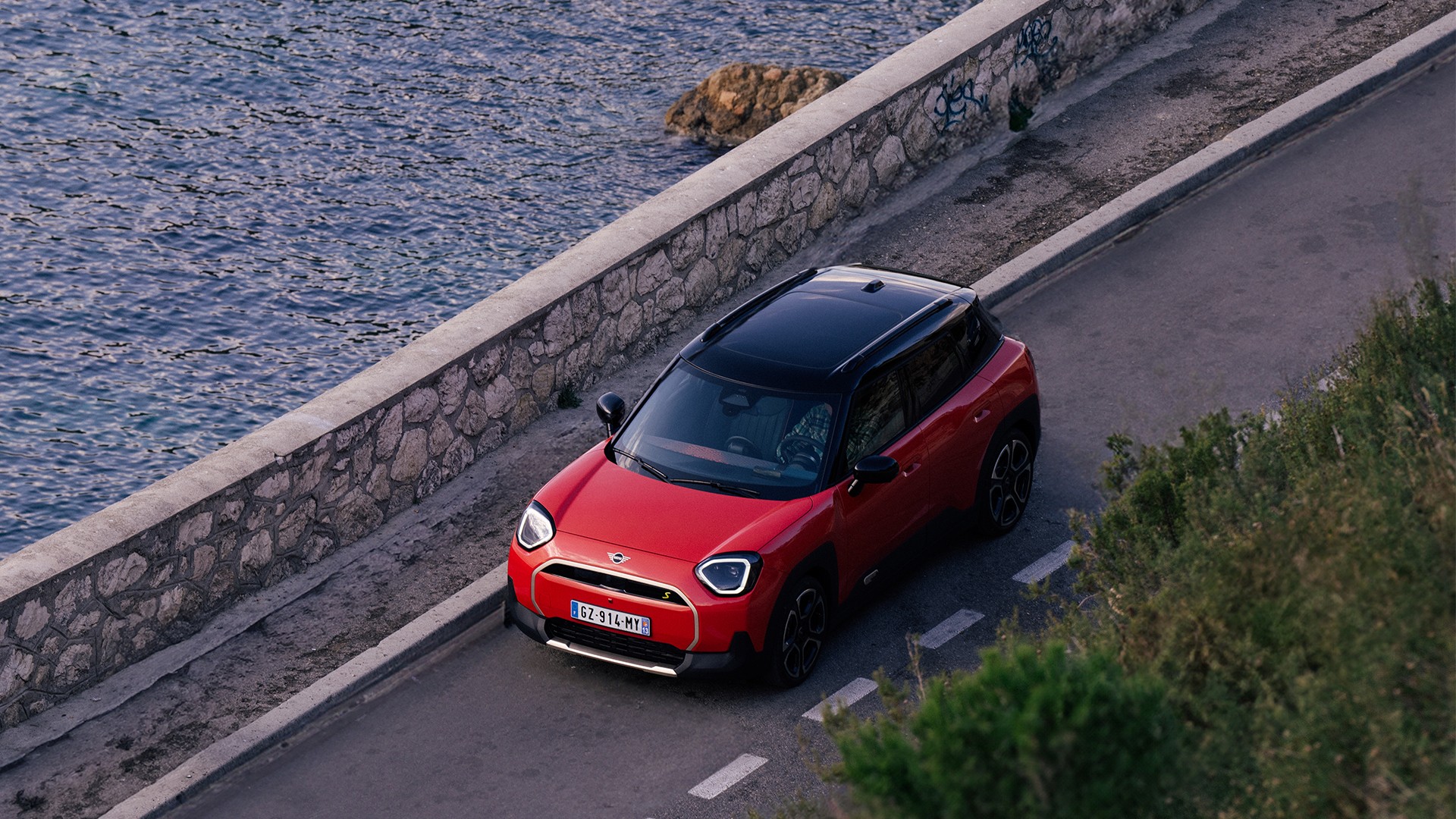 DE MINI ACEMAN OVERTUIGT. DE MINI ACEMAN OVERTUIGT.